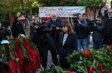 Η Πρόεδρος της Δημοκρατίας, Κατερίνα Σακελλαροπούλου, καταθέτει στεφάνι στο Πολυτεχνείο