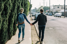 Ζευγάρι που περπατάει στον δρόμο