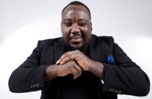 Ο τραγουδιστής, μουσικός παραγωγός και ηθοποιός Jerome Kaluta απαντά σε 33 ερωτήσεις για την Αθήνα.