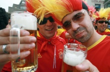 Φίλαθλοι με μπύρες ανά χείρας κατά τη διοργάνωση του Μουντιάλ