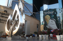 Εργάτες που καθαρίζουν έξω από το gatemall στη Ντόχα ενόψει του Παγκοσμίου Κυπέλλου FIFA Κατάρ 2022