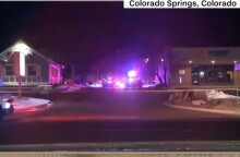 Περιπολικά έχουν αποκλείσει το σημείο της επίθεσης στο γκέι κλαμπ του Κολοράντο