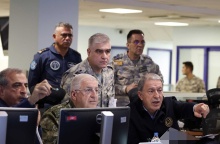 Ο υπουργός Άμυνας της Τουρκίας, Χουλουσί Ακάρ, παρακολουθούν την πορεία των αεροπορικών επιθέσεων στη Συρία