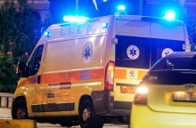 Ασθενοφόρο με αναμμένα τα φώτα