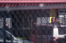 Αστυνομικοί έχουν αποκλείσει την είσοδο στο Club Q του Κολοράντο