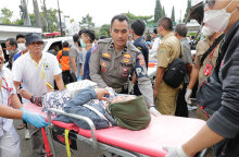 Διασώστες μεταφέρουν τραυματία από τον σεισμό στην Ινδονήσια