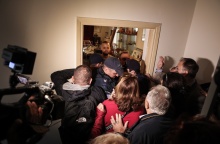 Ένταση και μαζεμένος κόσμος στην είσοδο του διαμερίσματος της Ιωάννας Κολοβού στα Ιλίσια