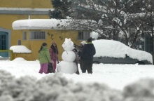 Παιδιά έχουν φτιάξει χιονάνθρωπο στα χιονισμένα Τρίκαλα