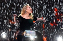 Εξαφανίστηκε από τη σκηνή εν μέσω αποθέωσης από το κοινό η Adele στο Λας Βέγκας - Viral έχει γίνει στα social media το βίντεο με το μαγικό τρικ. 