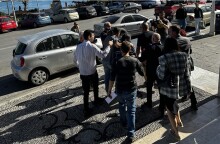 Η οικιακή βοηθός περικυκλωμένη από δημοσιογράφους