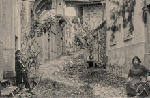 Ο δρόμος προς τον ναό της Παναγίας με κατεστραμμένα σπίτια. Αρχείο Α. Μαΐλλη 1919/23.