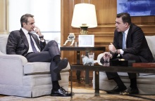 Συνάντηση Κυριάκου Μητσοτάκη - Μαργαρίτη Σχοινά στο Μέγαρο Μαξίμου: Οι πόροι του Ταμείου Ανάκαμψης στο επίκεντρο της συζήτησης.