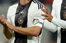 Μουντιάλ 2022: Sold out τα περιβραχιόνια «OneLove» υπέρ της ΛΟΑΤΚΙ κοινότητας - Η FIFA είχε απαγορεύσει τη χρήση τους στα γήπεδα του Κατάρ.