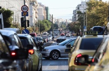 Αυτοκίνητα σε στοίχους λόγω κίνησης σε κεντρικό δρόμο της Αθήνας