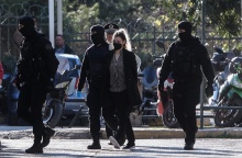 Η Ρούλα Πισπιρίγκου κατά τη μεταγωγή της στο ανακριτικό γραφείο