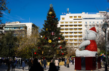 Το στολισμένο χριστουγεννιάτικο δέντρο στο Σύνταγμα