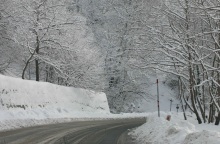 Χιόνια στο Πήλιο: Εκχιονιστικά κινούνται συνεχώς στον δρόμο Βόλου - Ζαγοράς, η θερμοκρασία έπεσε στους -2 βαθμούς στα Χάνια.