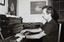 Ο μουσικός παραγωγός Άγγελος Σφακιανάκης θυμάται τη γνωριμία του και τη συνεργασία με τον συνθέτη Γιάννη Σπανό.