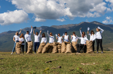 Εκπρόσωποι της Lidl Ελλάς και  του Κοινωφελούς Ιδρύματος Αθανάσιος Κ. Λασκαρίδης μαζί με εθελοντές του προγράμματος «Plastic free Greece»