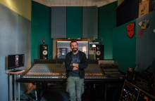 Επίσκεψη στο Unreal Studio: Ο μηχανικός ήχου Άλεξ Κετεντζιάν μιλά για τη διαδικασία ηχογράφησης, την παραγωγή και την ολοκλήρωση ενός άλμπουμ.