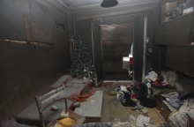 Καμένα αντικείμενα μέσα στους μαύρους από τους καπνούς στο διαμέρισμα του Κολωνού