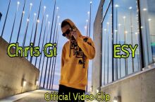 Μαθητής ΕΠΑΛ με κίτρινο φούτερ ποζάρει στο βίντεο κλιπ του τραγουδιού του σχολείου για τα ανθρώπινα δικαιώματα