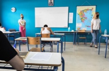 Εξεταστικό κέντρο και μαθητές πάνω από τα γραπτά τους κατά τη διάρκεια των Πανελλήνιων Εξετάσεων 2023