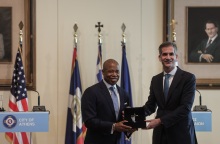 Αθήνα και Νέα Υόρκη υπέγραψαν Σύμφωνο Αδελφοποίησης - Στην πρωτεύουσα διοργανώνεται η Παγκόσμια Σύνοδος Δημάρχων κατά του Αντισημιτισμού.