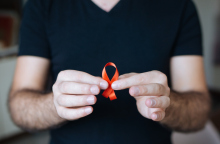 H κόκκινη κορδέλα, το έμβλημα κατά του HIV, για την Παγκόσμια Ημέρα κατά του AIDS