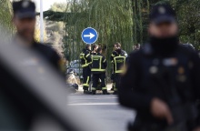 Αστυνομικοί στο σημείο της μικρής έκρηξης στην πρεσβεία της Ουκρανίας στην Ισπανία