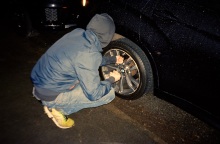 Ακτιβιστές του κλίματος στοχοποιούν SUV: Οι Tyre Extinguishers ξεφούσκωσαν λάστιχα 900 οχημάτων σε όλο τον κόσμο - Ο τρόπος δράσης και το μανιφέστο της ομάδας. 