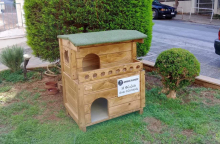 Άλιμος: διώροφα ξύλινα καλόγουστα σπιτάκια για τις αδέσποτες γάτες