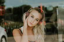 Κοπέλα που ακούει μουσική