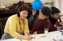 Κιβωτός του Κόσμου: Δυσανασχέτησε από την παρουσία δημοσιογράφων έξω από τη δομή της ΜΚΟ η πρεσβυτέρα - Δεν έκρυψε τα νεύρα της από τις κάμερες.