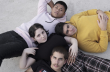 Ο σκηνοθέτης Λουκάς Παλαιοκρασσάς μιλάει για το ντοκιμαντέρ «Τέλος Χρόνου» που προσεγγίζει τη ζωή των μαθητών του Λυκείου και το ελληνικό εκπαιδευτικό σύστημα.