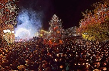 Η φωταγώγηση του Χριστουγεννιάτικου Δέντρου στην Πλατεία Συντάγματος από τον Δήμο Αθηναίων σε ένα video 360 μοιρών από τη VR360.