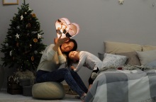 5 χριστουγεννιάτικα tips για μαμάδες: Η σχέση με τα παιδιά, η περίοδος των διακοπών και η ισορροπία στην καθημερινότητα.