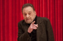 Άφησε την τελευταία του πνοή σε ηλικία 83 ετών ο ηθοποιός Αλ Στρόμπελ - Έγραψε τηλεοπτική ιστορία ως «μονόχειρας Μάικ» στο Twin Peaks του Ντέιβιντ Λιντς.