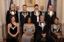 Τιμητικά βραβεία απονεμήθηκαν από το Kennedy Center στους Τζορτζ Κλούνεϊ, U2, Γκλάντις Νάιτ - Αναγνωρίστηκε η προσφορά τους στην κουλτούρα της Αμερικής.