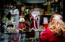 Άγιος Βασίλης και χριστουγεννιάτικα στολίδια σε βιτρίνα