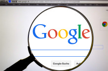 Φακός αποδίδει την αναζήτηση χρήστη στην πλατφόρμα του Google