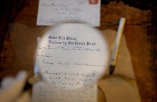 Φακός για την ανάγνωση επιστολής του Καρόλου Ντίκενς