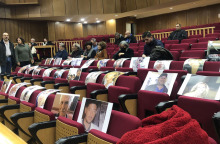 Φωτογραφίες θυμάτων στα έδρανα όπου εκδικάζεται η υπόθεση της φονικής πυρκαγιάς στο Μάτι