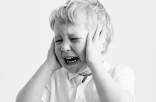 Ασπρόμαυρη φωτογραφία με ένα μικρό αγοράκι που κλαίει