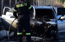 Πυροσβέστης προχωρά στην κατάσβεση αυτοκινήτου που είχε αρπάξει φωτιά