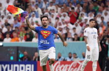 Ο Μάριο Φέρι εισέβαλε σε γήπεδο του Κατάρ με μπολύζα που έγραφε «Respect for Iranian Woman» στην πλάτη, και «Save Ukraine» στην μπροστινή πλευρά, κρατώντας σημαία των ΛΟΑΤΚΙ