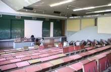 Έδρανα φοιτητών μέσα σε αμφιθέατρο πανεπιστημίου