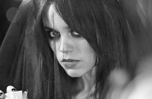 Η Lady Gaga γίνεται goth στο χορευτικό βίντεο «Bloody Wednesday» εμπνευσμένο από την νέα μόδα του TikTok