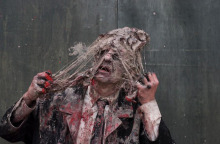 Ο Olivier de Sagazan στην περφόρμανς "Transfiguration"