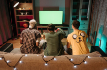 Τρία άτομα παίζουν video games. 